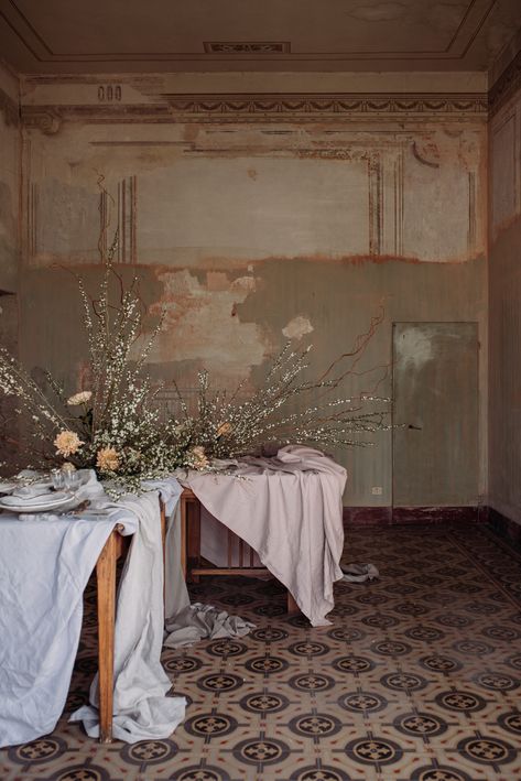 Wabi Sabi Table Setting, Broken Is Beautiful, Wabi Sabi Wedding, Wabi Sabi Table, Wabi Sabi Flowers, Wabi Sabi Interior, 2023 Ideas, Styled Wedding Shoot, Wabi Sabi Style