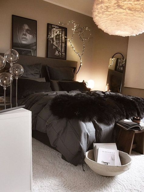 Eclectic Autumn Decor, Matter Bedroom Ideas, Romantic Dark Bedroom Ideas Bohemian, Master Bedrooms Black, Romantic Bedroom Decor Cozy, Bedroom Window Decor Ideas, Black And Brown Bedroom Ideas, Canopy Bedroom Ideas, Bedroom Inspirations Master Cozy