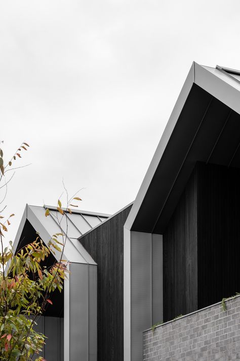 Gable Roof Kitchen, Modern Gable Facade, Modern Facade Australia, Coastal Gable Facade, Black And White Elevation Architecture, Modern Coastal Fascade, Contemporary Barn, Modern Townhouse, Dutch House