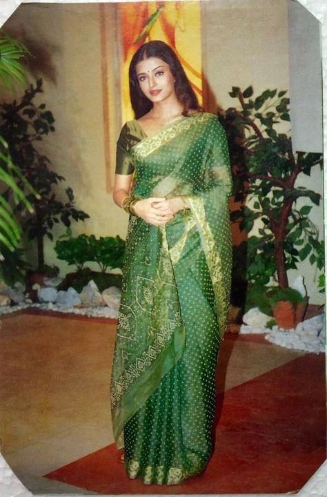 #AishwaryaRai #AishwaryaRaiBachchan   #BollywoodFlashback #muvyz #muvyz092619 #rare #postcard #ThrowbackThursday 90s Bollywood Fashion, Aishwarya Rai Pictures, Simple Saree Designs, Bollywood Outfits, Saree Designs Party Wear, Aishwarya Rai Bachchan, Traditional Indian Outfits, Vintage Bollywood, Elegant Saree