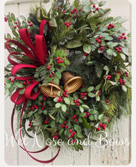 Christmas Wreath With Bells, Wreath With Bells, Christmas Wreath Designs, Christmas Decorations Centerpiece, Holiday Wreaths Christmas, Rustic Christmas Wreath, Christmas Wreaths Diy Easy, Deco Wreaths, Winter Door