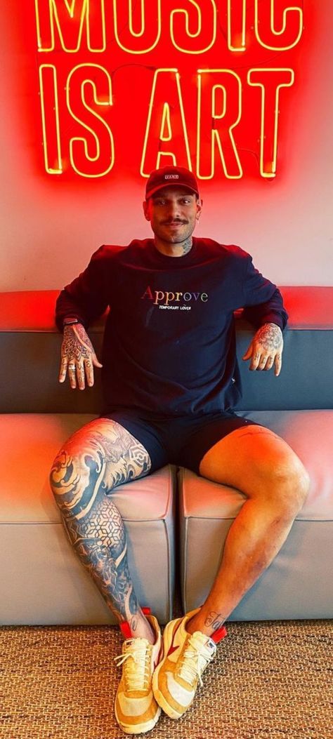 Men With Tattoos Outfits, Tattooed Men Style, Leg Tattoos Aesthetic Men, Mens Leg Tattoo, Japanese Legs, Smart Casual Menswear, Nba Outfit, Leg Tattoo Men, Mens Casual Dress Outfits