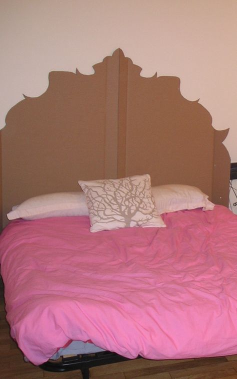 DIY headboard cut from a large cardboard box. Diy Cardboard Bed Frame, Diy Princess Headboard, Cardboard Headboard Diy, Diy Cardboard Headboard, Headboard Ideas Rattan, Cardboard Bed Frame, Cardboard Headboard, Princess Headboard, Backboards For Beds