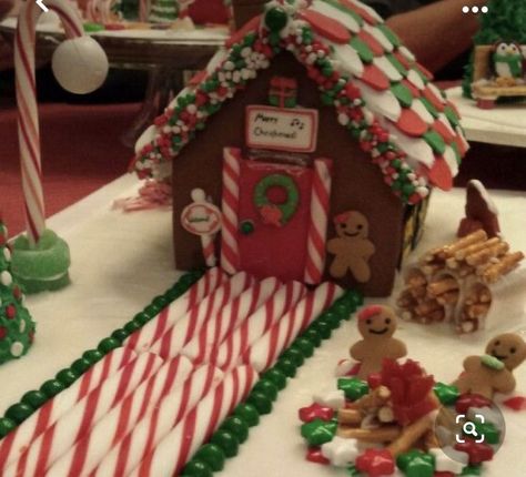 Prebuilt Gingerbread House Ideas, North Pole Gingerbread House Ideas, Gingerbread House Ideas Contest Easy, Oreo Gingerbread House Ideas, Ginger Bread House Ideas Easy, Cute Easy Gingerbread House Ideas, Ginergerbread House Decorating, Candy Cane Gingerbread House, North Pole Gingerbread House