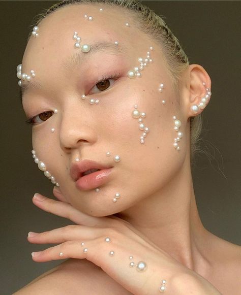 Dyspnea on Instagram: “Our new obsession? @jessicazwu (and pearl makeup obvs) 🥺🪐💕” Venus Costume, Pearl Makeup, Birth Of Venus, Unique Makeup, Bee On Flower, Halloween Costume Outfits, Halloween Costumes Makeup, Creative Makeup Looks, Editorial Makeup