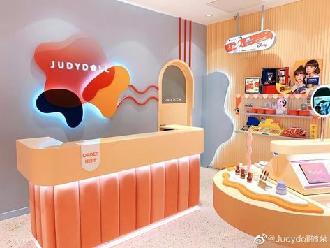 Fun Retail Design, Fun Store Design, Colorful Retail Design, Colorful Store Design, Funky Store Design, Toy Store Interior, Kids Cafe Interior, Ruangan Studio, Baby Spa