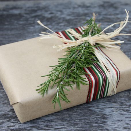 5 DIY Alternatives From Nature to Make Traditional Holiday Gift Wrap greener, via: EcoSalon « humanitari© Creative Gift Wrapping Ideas, Christmas Present Wrap, Corporate Holiday Gifts, Organic Gifts, Gift Wrapping Ideas, Hodge Podge, Christmas Crafting, Creative Gift Wrapping, Gift Toppers