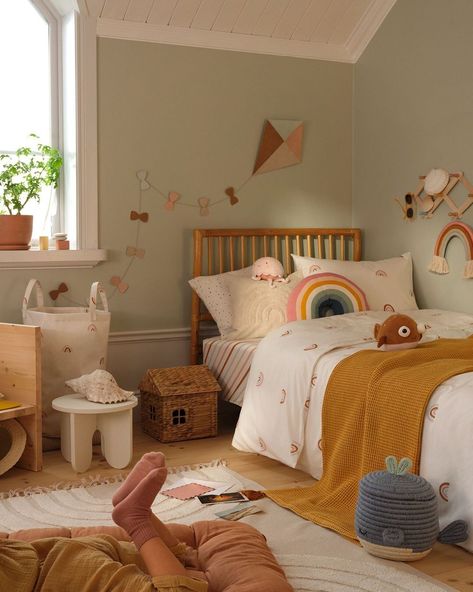 H&M HOME on Instagram: “Invite warm yellow, soft pink and cute rainbow details to the kids’ room 🌈 #HMHOME #kidsdecoration #kidsroom 🔎 Duvet cover set 1011386001” Yellow Kids Bedroom, Yellow Kids Rooms, Rainbow Bedding, Hm Home, Yellow Nursery, Kids Bedroom Inspiration, Rainbow Room, Kids Room Inspiration, Yellow Bedroom