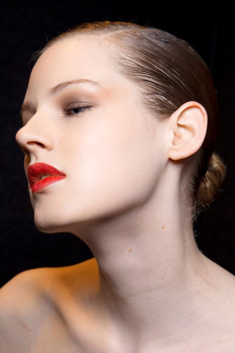 How to Get a Defined Jawline With Makeup | StyleCaster Model Nose, Defined Jawline, Side Profiles, Honey Hair, Festival Makeup, Face Images, Favorite Hairstyles, Contour Makeup, Fall Makeup