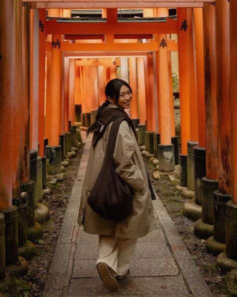 Insta Photo Ideas Japan, Tokyo Pose Ideas, Kyoto Outfit Autumn, Michelle Lin Outfits, Japan Photo Inspiration, Kyoto Japan Outfit, Japan Pictures Aesthetic, Tokyo Fall Outfit, Japan February Outfit