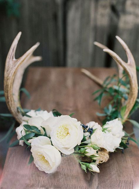 rustic barn wedding flower and antler centerpiece Diy Wedding Rustic, Antler Centerpiece, Unique Rustic Wedding, Wedding Pattern, Floral Antlers, Fun Wedding Decor, Deco Champetre, Centerpieces Diy, Rustic Wedding Centerpieces