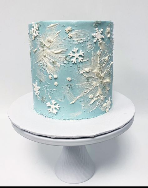 Winter Snowflake Cake, Snow Cake Winter, Ice Birthday Cake, Simple Frozen Theme Cake, Frozen Buttercream Cake, Winter Birthday Cake Ideas, Winter Wonderland Cake Ideas, Winter Cake Ideas, Frozen Birthday Party Cake