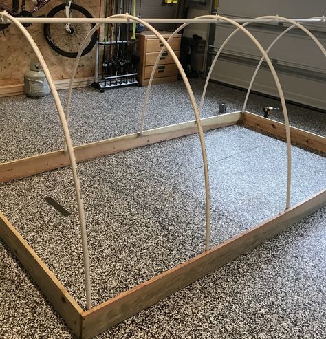 Pvc Chicken Run Diy, Diy Chicken Pen Cheap, Arched Chicken Run, Diy Movable Chicken Run, Chicken Run Extension Diy, Hoop Run For Chickens, Rabbit Hoop House, Hoop Chicken Tractor, Hoop House Chicken Run