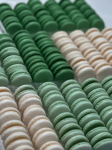 Beige and green macaron shells Pink And Green Macarons, Green Macaroons, Macarons Design, Green Macarons, Quinceañera Ideas, Bridal Expo, Beige And Green, Plan My Wedding, Album Cover Design