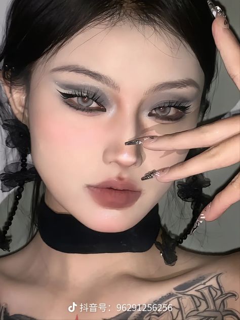 #douyin Dark Eye Makeup Aesthetic, Dark Asian Makeup, Makeup Dark Aesthetic, Dark Makeup Aesthetic, Dark Douyin Makeup, Smokey Eye Makeup Look, Cute Eyeshadow Looks, Douyin Makeup, Doll Eye Makeup