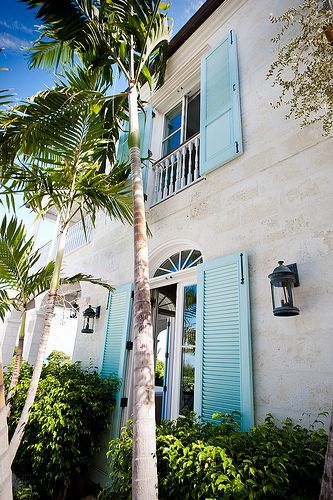 Blue Shutters, Beach House Exterior, House Of Turquoise, Tropical Home Decor, Beach Cottage Decor, Beach House Interior, Beach House Design, Tropical Houses, Exterior House Colors