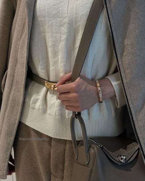 Winter neutrals 🤎🤍 featuring my favorite etoupe mini lindy . . . #hermes #hermesRTW #outfit #etoupe #kellybelt #minilindy #neutrals #styling #clothes #fashion #hermesxiaoma @ginza.xiaoma Mini Lindy Hermes Outfit, Mini Lindy Hermes, Hermes Outfits Women, Hermes Etoupe, Neutral Winter Outfit, Winter Neutrals, Mini Lindy, Hermes Clothes, Styling Clothes