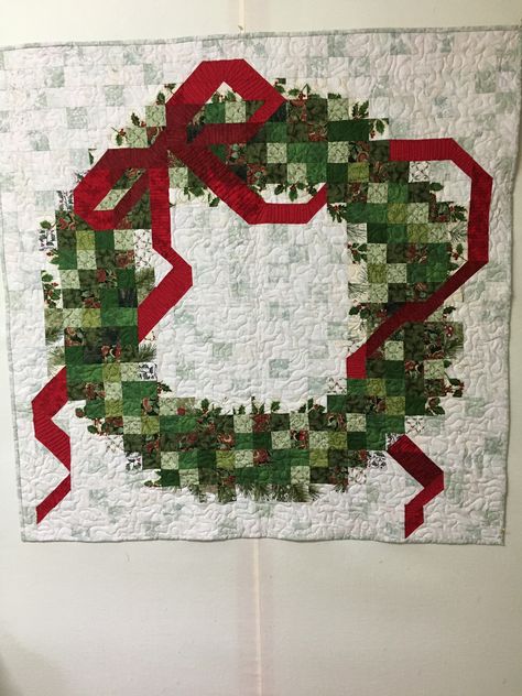 Christmas Wreath Quilt Wall Hanging, Christmas Collage Quilt, Quilted Christmas Wall Hangings, Wreath Quilts, Christmas Wreath Quilt, Holiday Quilt Patterns, Christmas Table Runner Pattern, Colchas Quilting, Christmas Quilting Projects