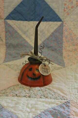 Oil can jack-o-lantern Oil Cans Vintage, Oil Can Diy Ideas, Jack Pumpkin, Prim Halloween, Can Pumpkin, Vintage Oil Cans, Primitive Fall, Primitive Halloween, Gas Cans