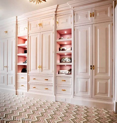 beautiful closet with gold, white and pink Dressing Room Design Luxury Women, Elegant Closet Ideas, Wardrobe Dressing Design, Room Design Ideas Aesthetic, White Walk In Closet, White Dressing Room, Pink Dressing Room, Inspiration Dressing, Elegant Closet