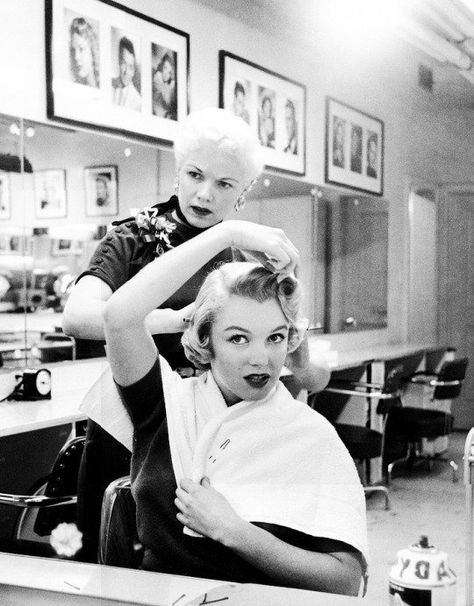 Lost In History on Twitter: "Marilyn Monroe photographed having her hair done in 1952.… " Cabelo Pin Up, Marilyn Monroe Hair, Vintage Hair Salons, Veronica Lake, Hair Done, Marilyn Monroe Photos, Norma Jean, Norma Jeane, Retro Hairstyles