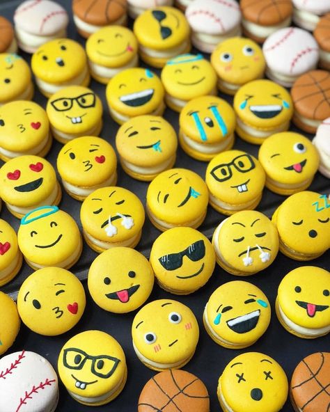 Taste of Home on Instagram: “We are OBSESSED with these emoji macarons! What's your favorite emoji? 😎 (📷 by @byjaejae) #TOHFoodie #macaron #macarons #foodart #emojis…” Macaroon Cookies Recipe, Macaroon Cake, Internet Fame, Macaroon Cookies, Macaroon Recipes, Peppa Pig Birthday, Macaron Recipe, Easy Food Art, Easy Baking Recipes Desserts