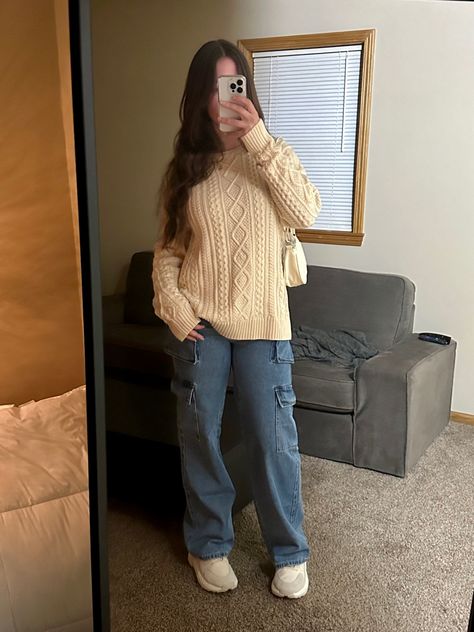 chunky sweater, cargo jeans, sneakers, winter outfit, streetwear, cargo outfits Blue Cargo Jeans Outfit Aesthetic, Cargo Jeans Winter Outfit, Cargo Jeans Outfit Winter, Cargo Pants Jeans Outfit, Cargo Jean Outfits, Outfits With Cargo Jeans, Jean Cargo Outfit, Blue Cargo Jeans Outfit, Jeans Cargo Outfit