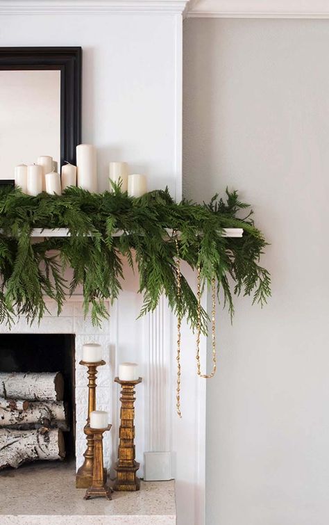 Rustic Winter Decor, Minimalist Christmas Decor, Holiday Mantel, Christmas Mantle Decor, Christmas Fireplace Decor, Modern Christmas Decor, Christmas Decor Inspiration, Christmas Mantel Decorations, Christmas Mantle