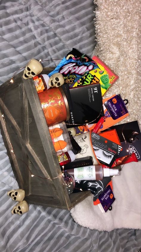 Spooked Basket Ideas, Friend Spooky Basket Ideas, Sister Spooky Basket, Spooky Basket For Bestie, Spooky Basket For Gf, Bestie Spooky Baskets, Boo Baskets For Couples, Spooky Basket For Sister, Goth Gift Basket