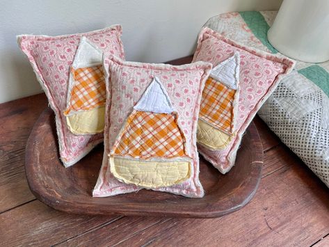 ONE Farmhouse Vintage Antique Repurposed Quilt Candy Corn - Etsy Quilting Pillow Covers, Christmas Decor To Sell, Old Quilts Repurposed Ideas, Plain Quilt, Candy Corn Pillow, Repurposed Quilts, Repurposed Quilt, Antiques Repurposed, Shabby Farmhouse