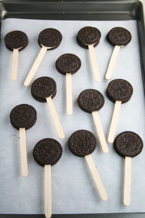 Oreo Cake Pops Recipe, Cookie Pops Recipe, Hot Chocolate Bar Party, Oreo Cookie Pops, Banana Treats, Vegetarian Cookies, Hot Chocolate Bar, Holiday Sprinkles, Dipped Cookies