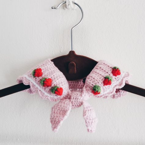 Crochet Sailor Collar, Pet Collar Crochet, Crochet Strawberry, Sailor Collar, Diy Stuff, Cute Diys, Crochet Accessories, Crochet Animals, Crochet Crafts