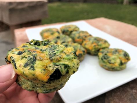 Stef shares her copycat recipe for Paradise Bakery's scrumptiously addictive Quiche Muffins ... so good they even have a theme song! Paradise Bakery, Quiche Muffins, Spinach Muffins, Camping Menu, Spinach Quiche, What's For Breakfast, Food Out, Bakery Recipes, Copycat Recipe