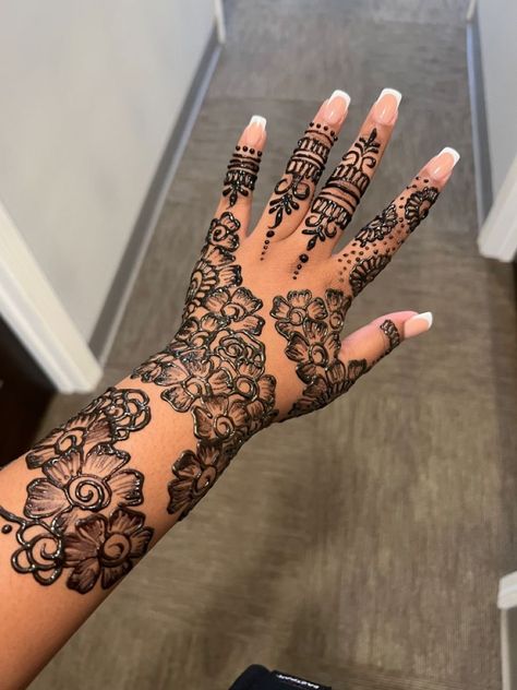 Henna Designs Arm Sleeve, Long Henna Designs, Full Sleeve Henna, Somali Henna Designs, Henna Designs Somali, Full Arm Henna, Henna Tattoo Arm, Somali Henna, Henna Designs Arm