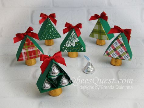 Hershey's Mini Christmas Tree with Gift Box - Qbees Quest Diy Hershey Kiss Christmas Tree, Hershey Kisses Crafts Christmas, Hershey Kiss Christmas Crafts, Hershey Nugget Treat Holders, Hershey Kisses Christmas Tree, Hershey Kisses Gifts, Hershey Kisses Crafts, Christmas Candy Crafts, Christmas Treats Holders