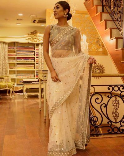 How To Wear A Net Saree – 22 Best Styling Tips & Ideas Net Saree Designs, Designs Blouse, Designer Sarees Wedding, Draped Saree, Blouse Ideas, Saree Draping Styles, Saree Jewellery, Saree Gown, Lehenga Style