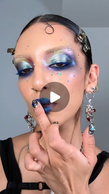 ROWI SINGH⚡️🌻 on Instagram: "MESSY SMUDGED GRUNGEY MAKEUP 🖤🖤🖤  With shimmery shades that resemble an oil spill 🛸💫  The colours blend so well together!   To achieve this look:  @kaleidosmakeup black jasmine palette, space age moon cruiser highlighter, escape pod palette @isamayabeauty industrial 2.0 colour pigments palette  @karlacosmetics shadow potion + @fentybeauty clear glossbomb on the lips @yslbeauty lash clash 4  @embellishbyrowi reflect and mercurial gems  #messymakeup #smokyeye #editorialmakeup" Oil Slick Makeup, Oil Spill Makeup, Space Age Makeup, Shiny Makeup Look, Space Makeup Looks, Galaxy Makeup Looks, Space Make Up, Cosmic Makeup, Galactic Glam