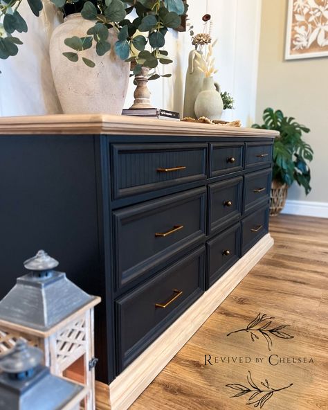 Check out the before of this dresser makeover! Painted Bedroom Furniture Set, Remodeled Dressers Ideas, Refinished Oak Furniture, Refurbished Dresser Diy Ideas, 80s Dresser Makeover, Dresser Diy Painted, Antique Chest Of Drawers Makeover, Redo Dresser Ideas, Painting Dresser Ideas