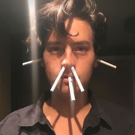 Cole sprouse cigaretts Varchie Riverdale, Disfraces Stranger Things, Cole Sprouse Funny, Cole Spouse, Cole Sprouse Jughead, Cole M Sprouse, Riverdale Cole Sprouse, Dylan And Cole, Riverdale Funny