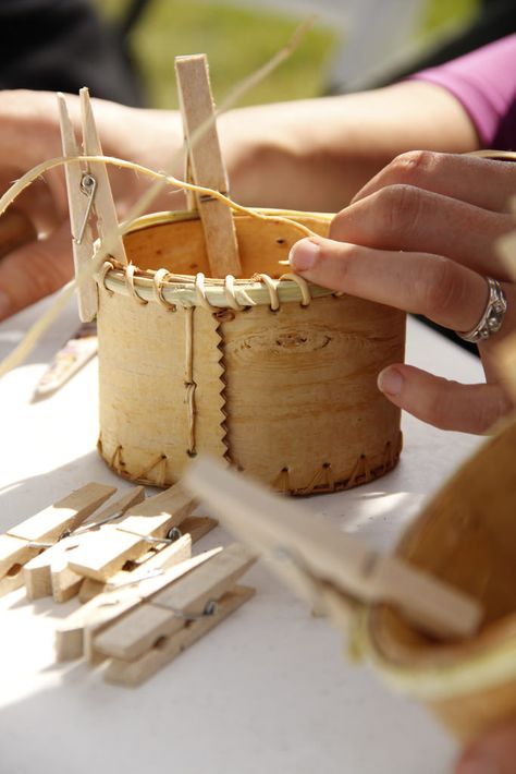 Explore Camusi's photos on Flickr. Camusi has uploaded 1611 photos to Flickr. Bark Idea, Bark Crafts, Birch Bark Crafts, Birch Bark Baskets, Birch Craft, Basket Weaving Diy, Native American Baskets, Basket Making, Pine Needle Baskets