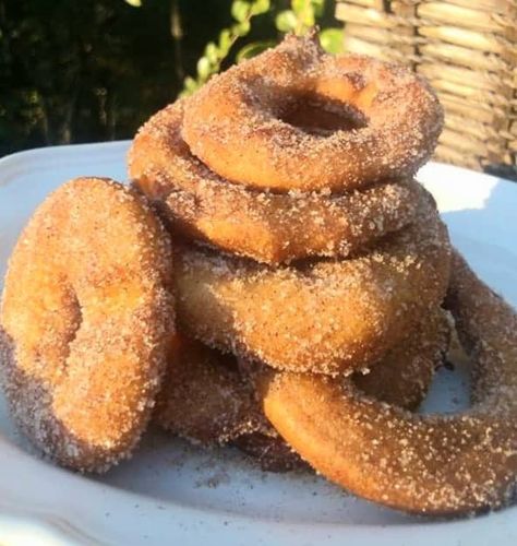 Cinnamon-Sugar Fried Apple Rings: Tastes like an apple cider doughnut with the bonus of having a slice of apple in the middle! Works with all most apples. Fried Apple Slices Recipe, German Party Food, Fried Apple Slices, Fried Apple Rings, Dish Sides, Apple Slice Recipe, Cinnamon Sugar Tortillas, German Party, Beer Bread Easy