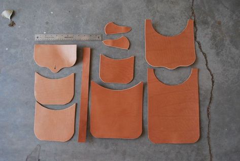 Making the 18th Century Possibles Bag: 4 Steps (with Pictures) Leather Possibles Bag, Leatherwork Projects, Pirate Town, Trade Blanket, Larp Diy, Possibles Bag, Pioneer Trek, Shooting Bags, Leather Tutorial