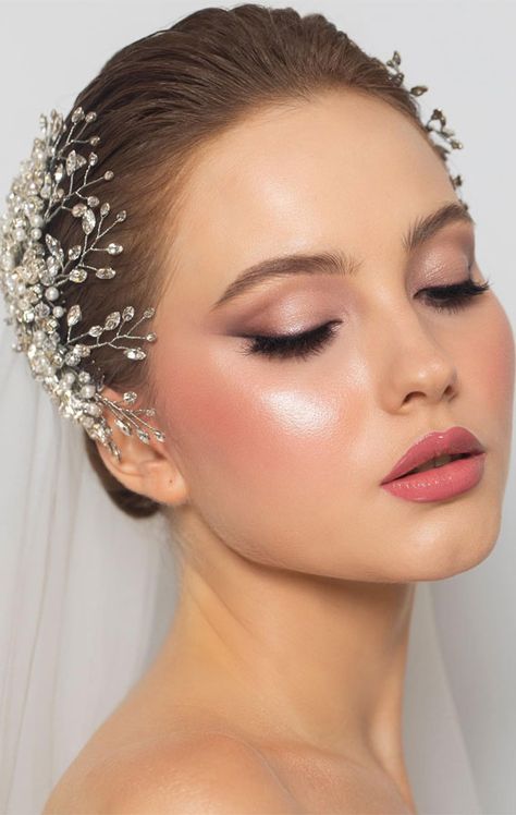 bridal makeup look, wedding makeup ideas, makeup ideas, soft makeup look, soft eyeshadow look, soft glam makeup look, bride makeup looks, wedding makeup look ideas, asian bride makeup look Gorgeous Wedding Makeup, Wedding Makeup Tutorial, Classy Makeup, Glam Wedding Makeup, Bridal Eye Makeup, Subtle Makeup, Bridal Makeup Natural, Wedding Day Makeup, Pink October