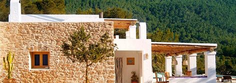 Greek Mountain House, Ibiza Architecture, Design A House, Ibiza Town, Greek House, Mediterranean Homes, Beautiful Villas, Brick Building, Menorca