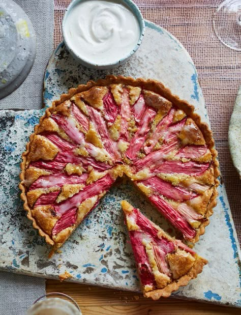 Frangipane Tart Recipe, Rhubarb Tart, Frangipane Tart, Dinner Party Desserts, Bakewell Tart, Dessert Aux Fruits, Dessert Party, Rhubarb Recipes, Tart Recipe