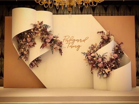 Wedding Backdrop Design Indoor, Photowall Ideas, Flower Backdrop Wedding, Wedding Stage Backdrop, Reception Backdrop, Wedding Background Decoration, Minimalist Wedding Decor, Wedding Reception Backdrop, Wedding Stage Design