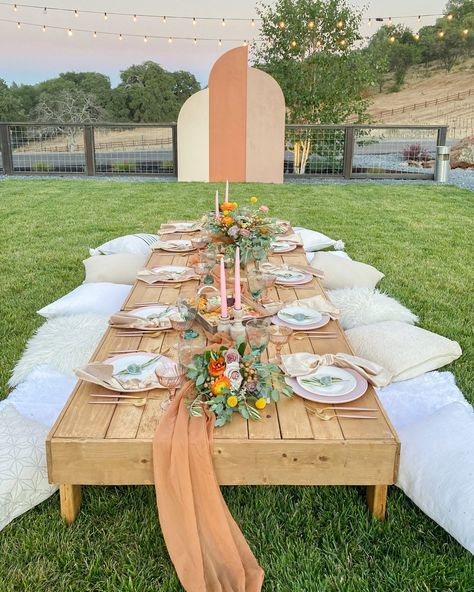 Bbq Dinner Party, Boho Picnic Table, Picnic Party Decorations, Boho Garden Party, Backyard Dinner Party, Backyard Birthday Parties, Aesthetic Picnic, Picnic Birthday Party, Bohemian Table