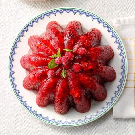 Molded Cranberry Orange Salad Exps Gbhrhbz18 163475 E07 18 3b 2 Vintage Salads, Orange Salad Recipes, 70s Food, Gelatin Salad, Cranberry Salad, Jello Mold, Jello Salad, Unflavored Gelatin, Orange Salad