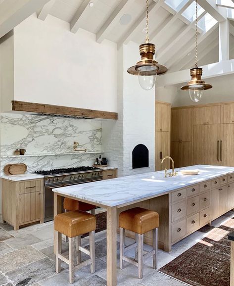 AM Station Lights in this stunning kitchen. Design by @amberinteriors Cabinet Trends, Kitchen Cabinet Trends, Kabinet Dapur, Home Luxury, Island With Seating, Amber Interiors, Gorgeous Kitchens, Spacious Kitchens, Interior Modern