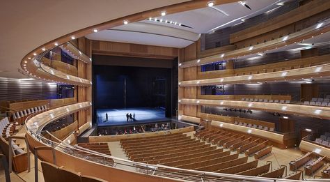 Mariinsky II theatre, St Petersburg, 2013 - Diamond Schmitt Architects Theatre Hall, Auditorium Design, Theatre Pictures, Theater Architecture, School Building Design, Theatre Interior, Church Interior Design, Church Interior, Architectural Services